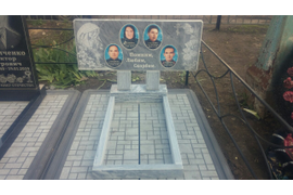 Горизонтальный мраморный памятник на прямоугольных подставках, на плитах PN2, фото керамогранит (фотокерамика)