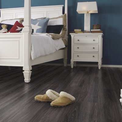 Виниловый пол Wineo 400 Wood Miracle Oak Dry MLD00117 в интерьере комнаты