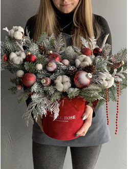 Композиция с елью "гранатовый браслет"