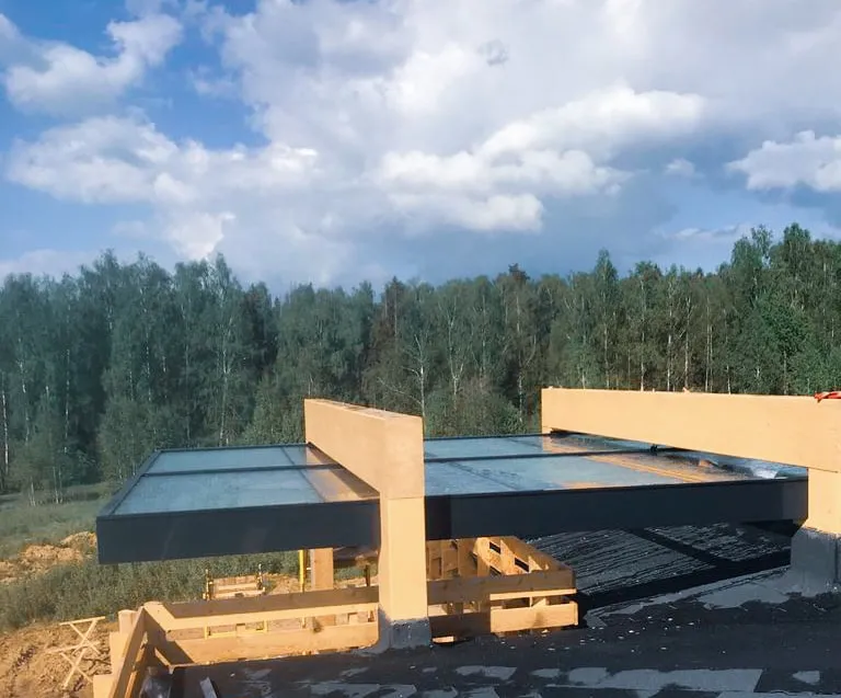 Стеклянный навес над входом