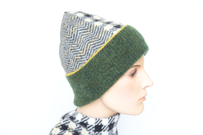 Женская итальянская шапка белая с зеленым фото