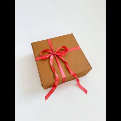 Большая подарочная коробка GILEV 37х37х14см с персиковой лентой и наполнителем крафт