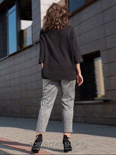 Комплект женский: черный джемпер с серой вставкой и серые брюки