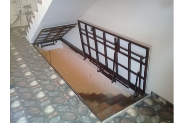Двухдверный напольный люк для установки под лестницей
