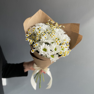 БУКЕТ ИЗ РОМАШЕК И КУСТОВЫХ ХРИЗАНТЕМ - ( АРТ 10)
