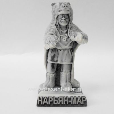 Шаман в шкуре медведя на подставке с названием города.ОПТ