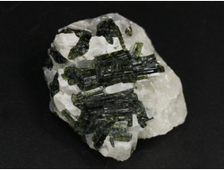 Турмалин зеленый на кварце, Бразилия (29*24*16 мм, 13,5 г) №36191