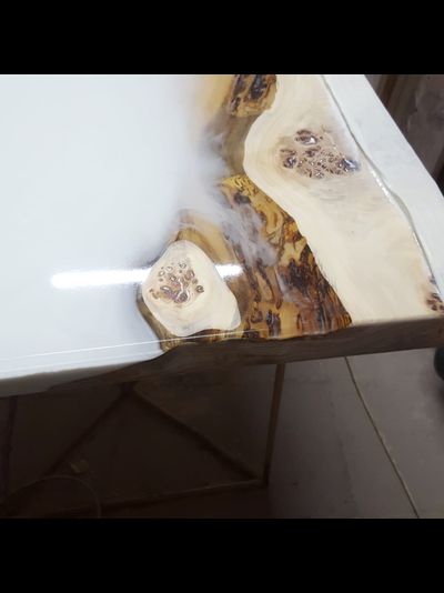 столешница с белой рекой из горного тополя