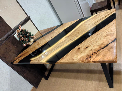 стол река с черной смолой из массива карагача диагональ