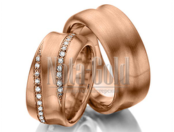 Обручальные кольца широкие из красного золота с бриллиантами в женском кольце с волнистым профилем