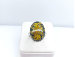 Кольцо без оправы с зеленым янтарем