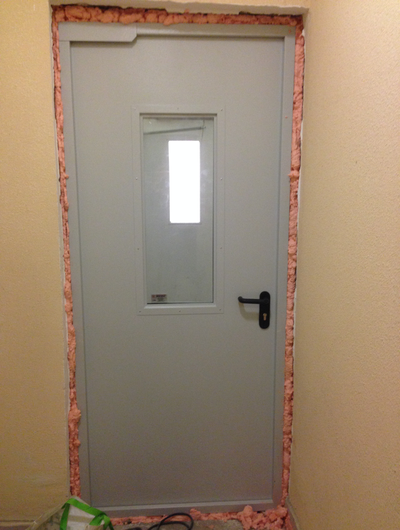 Дверь техническая остекленная стеклопакетом 400*300 мм,  размер двери по коробке 2100*900 мм, толщина металла 1,2 мм с двух сторон. Покраска по каталогу RAL цветом 7035.