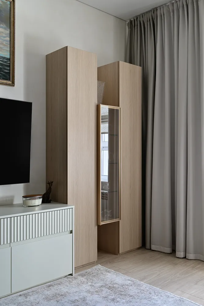 ТВ зона с фасадами в натуральном шпоне и белой эмали