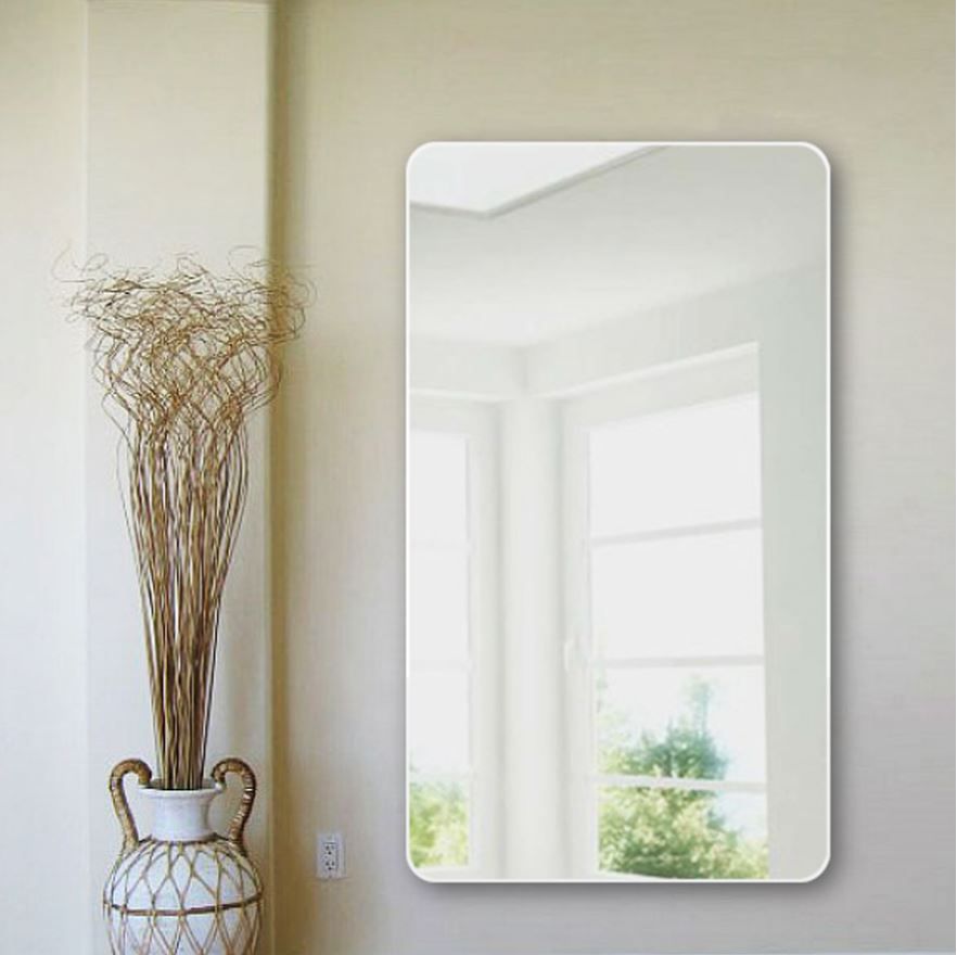 Зеркало на стене без рамки