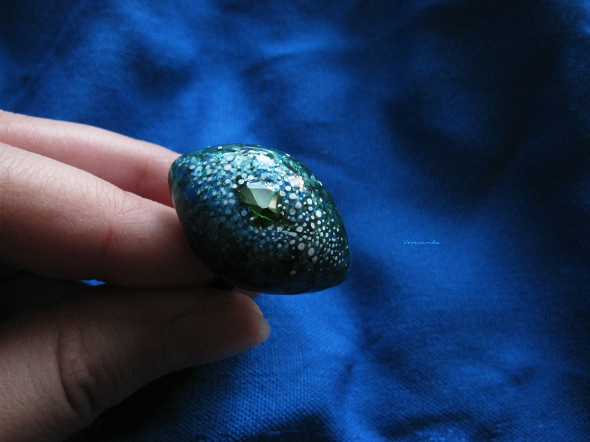 Волшебное кольцо в морском стиле с салатовым кристаллом