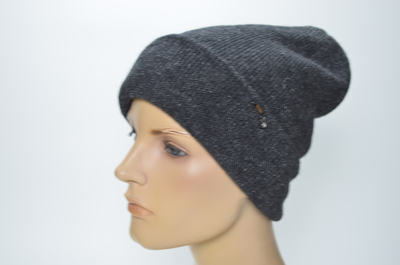 Антрацитовая женская шапка