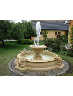Бежевый фонтан садовый