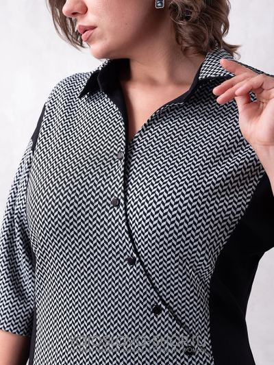 Элегантное трикотажное платье серо-черного цвета с рубашечным воротником