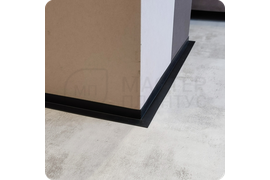 Стильный интерьер: монтаж тонкого черного плинтуса Dollken WLK 20 для создания современного дизайна.