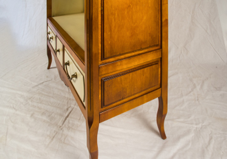 Библиотека открытая, низкая.