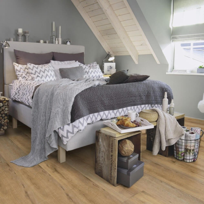 Виниловый пол Wineo 400 Wood XL Liberation Oak Timeless DLC00128 в интерьере комнаты