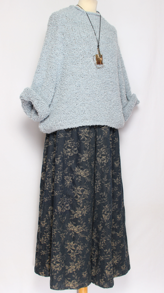 БРЮКИ-ЮБКА джинс-гобелен "БЕЗ КАРМАНОВ" букетики цветов черные, синие р.46-54