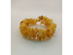 Браслет на пружине двойной из матового янтаря 23г