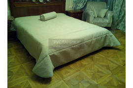 Покрывало и валик на кровать.