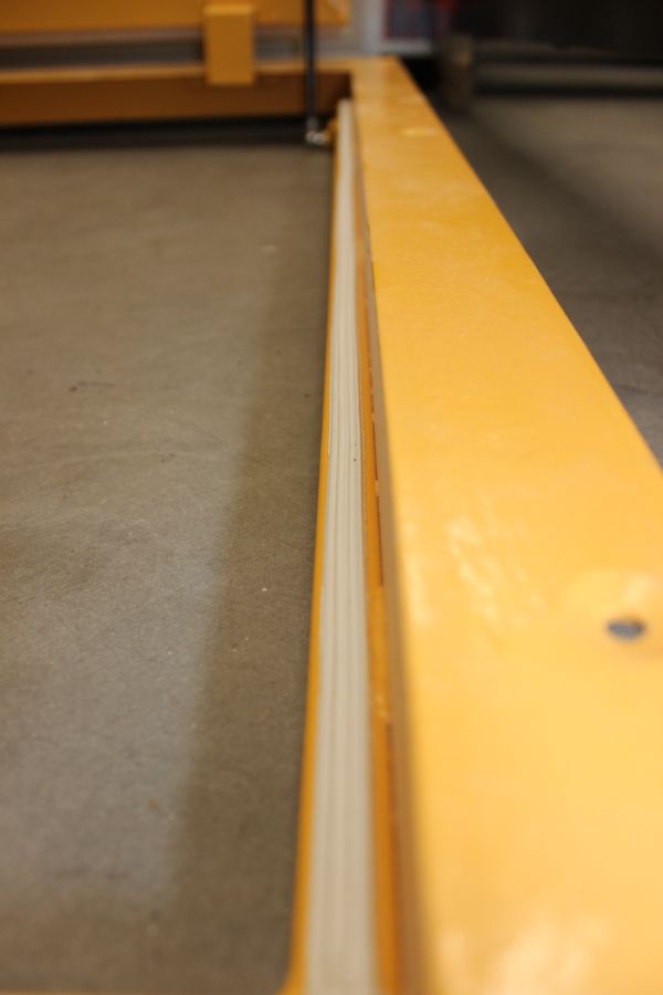 Установка уплотнителя на напольный люк для герметизации крышки