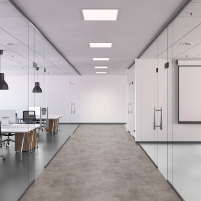 Виниловый пол Wineo 600 stone XL NewtownFactory DB204W6 в интерьере офисного здания