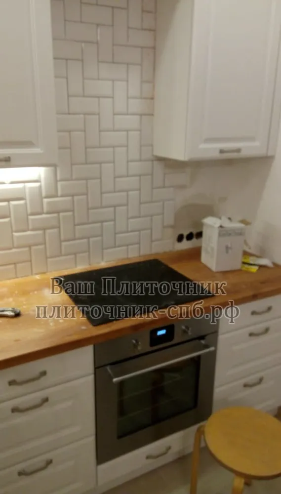 Укладка фартука из плитки кабанчик