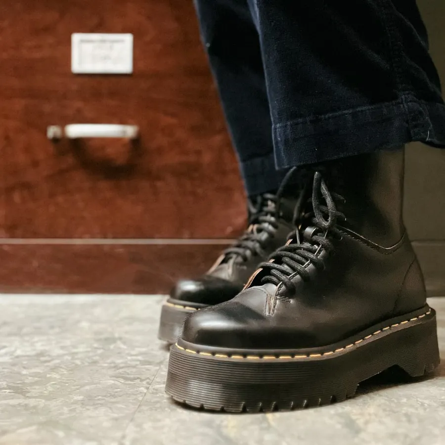 Ботинки Dr Martens 1460 JADON на толстой платформе в классическом черном цвете.