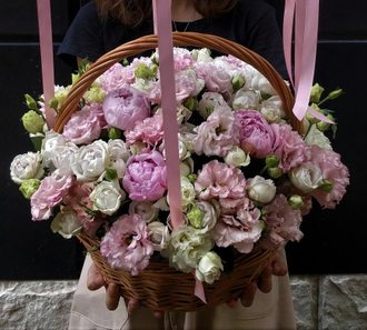 Нежная корзина: пионы, кустовые розы, лизиантус (эустома), корзина с шариком, шарик с цветами