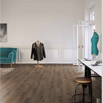 Ламинат Wineo Дуб Рустик Темно-Коричневый LA177MV4 в интерьере комнаты