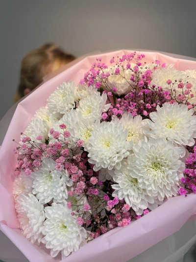 Букет из хризантемы и гипсофилы