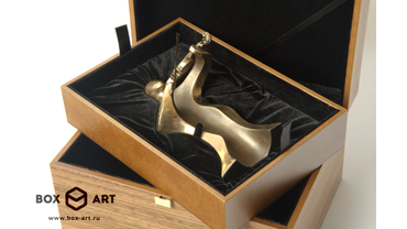 6090 Шкатулка для бронзовой статуэтки, изготовлена по заказу. Чёрный бархат, шпон ореха.