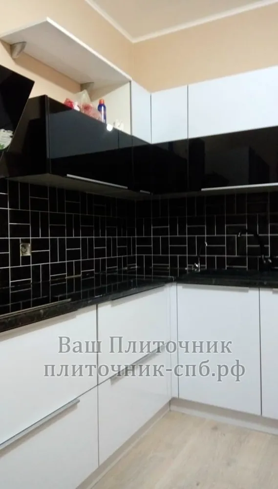 Облицовка фартука черным кабанчиком