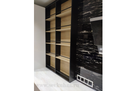 Кухня со столешницей из искусственного камня и профильной ручкой Gola