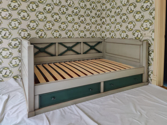 Кровать, в виде софы на прямом цоколе с двумя ящиками.