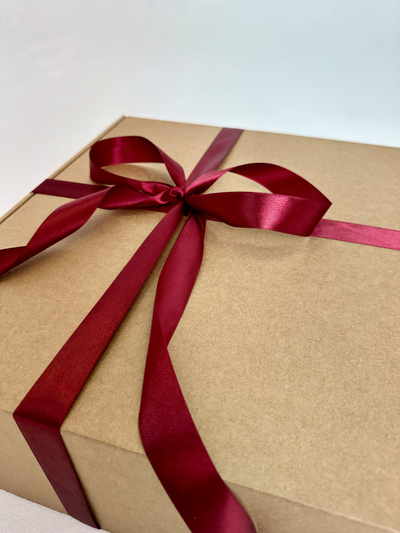 Большая подарочная коробка GILEV 37x37x14 см с бордовой лентой и наполнителем крафт