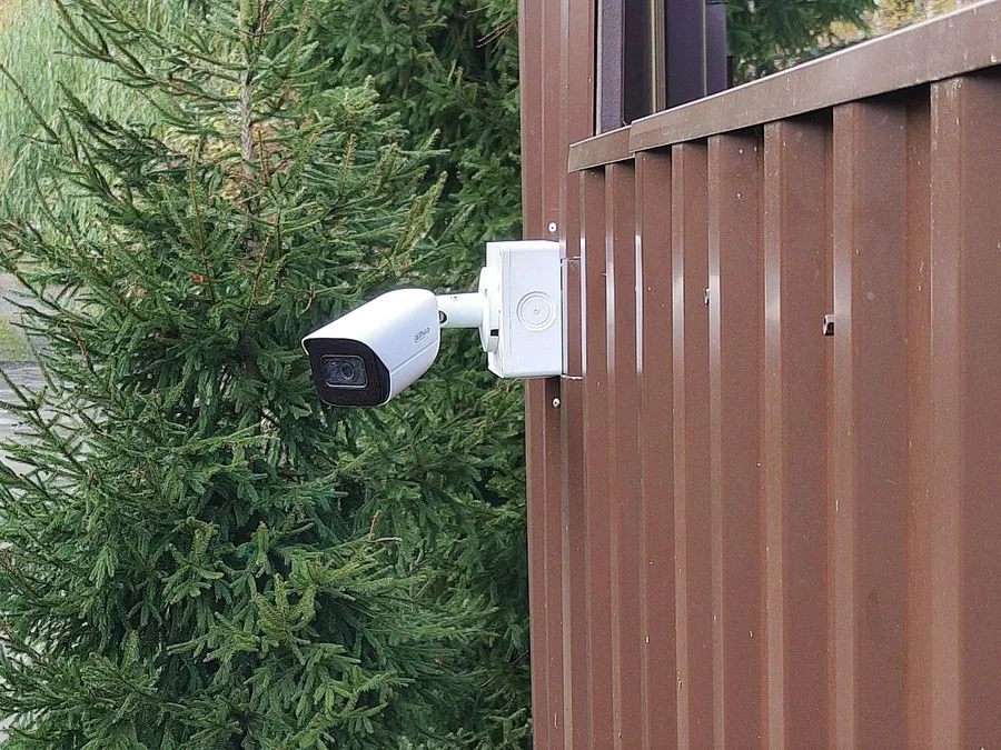 BOXFORCAM MONO LITE на заборе объекта заказчика при помощи адаптера BFC PLATFORM. 