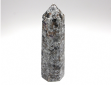 Йооперлит, стела в форме кристалла, светится в УФ, США, Мичиган (97*28*25 мм, 116 г) №25709