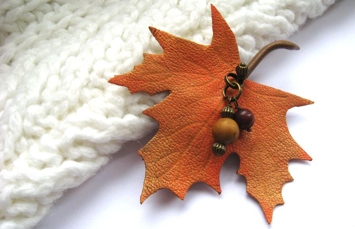 Кленовый листок, небольшая брошь из кожи с яшмой (мукаит) от Наталии Смирновой. Подарок девушке