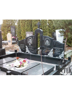 На фото двойной памятник на могилу для всей семьи в СПб