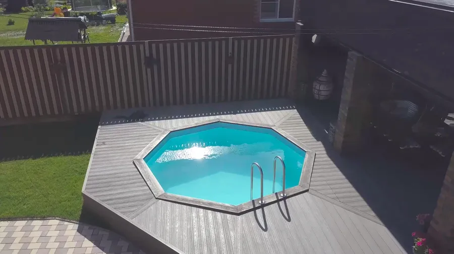 Бассейн выполнен по индивидуальным размерам заказчика. Чаша была частично погружена в землю и "обшита" деревянной террасой. В гидроизоляции и отделке бассейна была использована однотонная ПВХ пленка "Голубая".