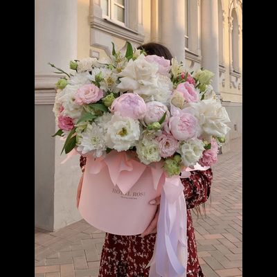 Огромная цветочная композиция с пионами