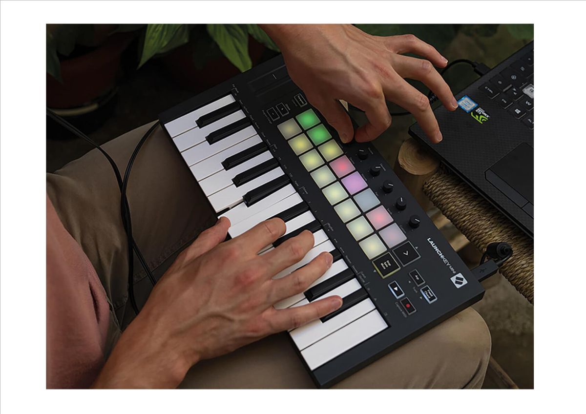 картинка NOVATION LaunchKey Mini MK3