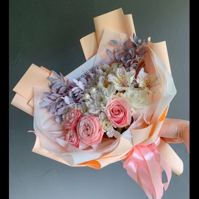 Очаровательный букет с пионовидной розой