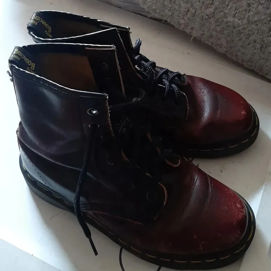 Крутые ботинки DR. Martens унисекс из натуральной кожи в трендовом цвете. Подбери свой размер от 36 до 45.
