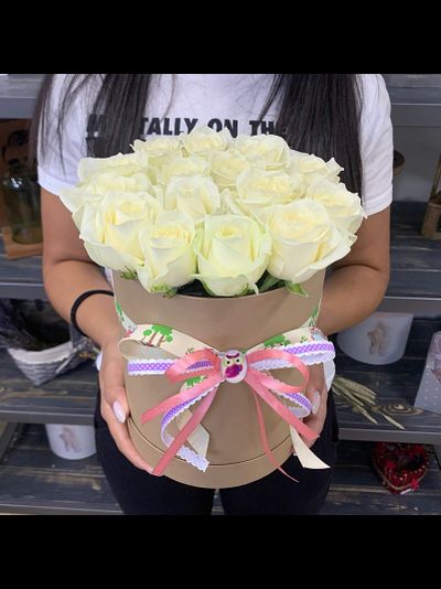 Шляпная коробка из 15 белых роз